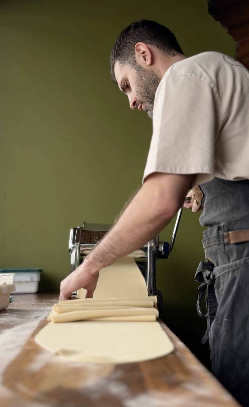 Chef Luciano estirando masa de pasta
