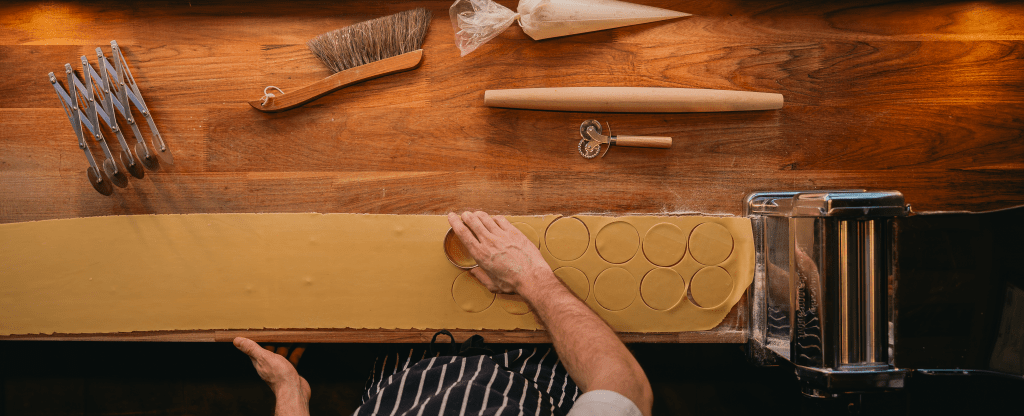Luciano haciendo pasta fresca, visto desde arriba