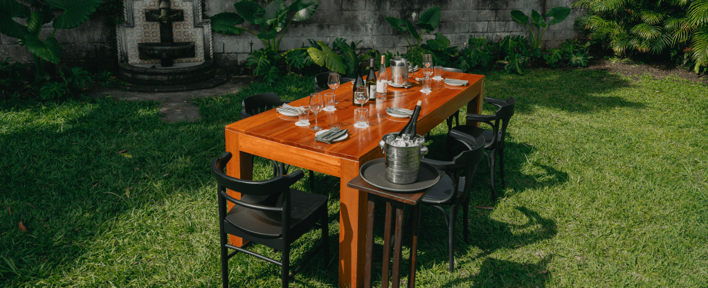 Mesa preparada en medio de un jardín
