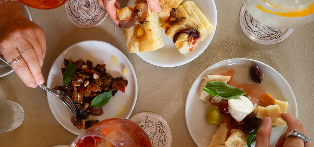 toma desde arriba de mesa con entradas y tragos