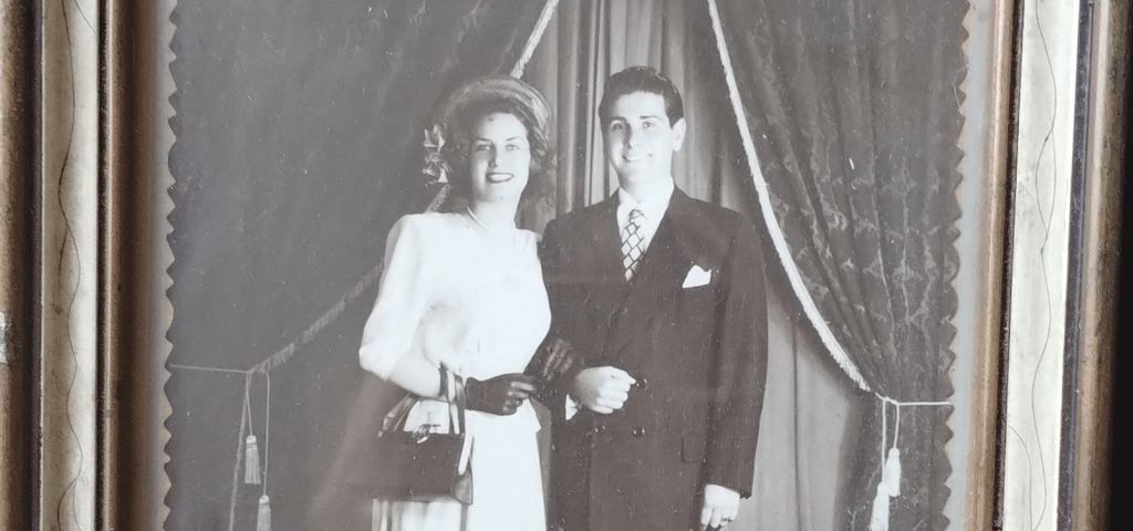 foto en blanco y negro de una mujer y un hombre tomados de la mano