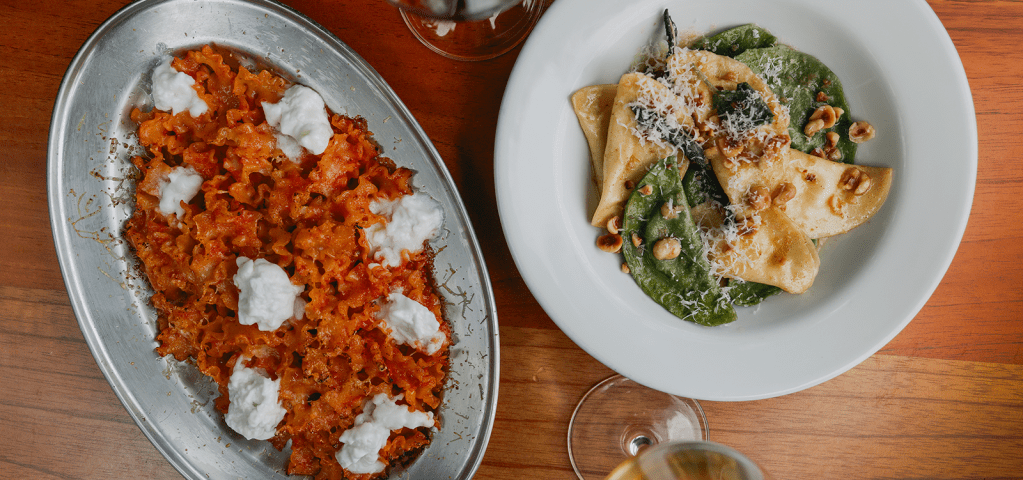 toma desde arriba de dos platos de pasta